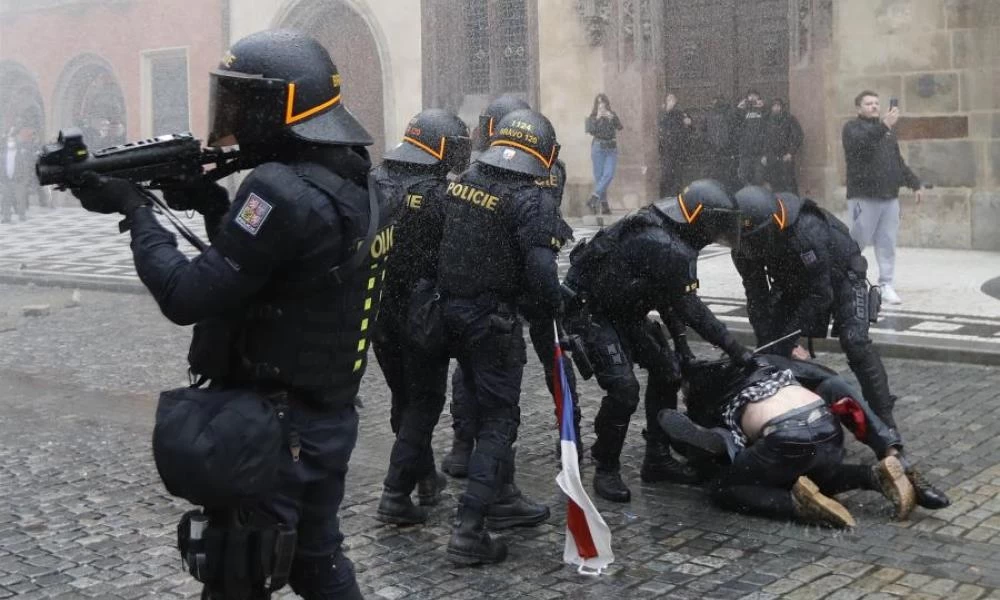 Τσεχία: Βίαια επεισόδια μετά από διαδήλωση ενάντια στα περιοριστικά μέτρα